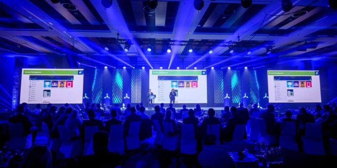 02 OVB fot na otwarcie przemawia Andreas Simon, Area Manager OVB Holding AG