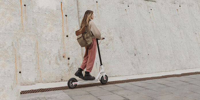 6 ryn ub news mloda-kobieta-jazda-na-skuterze-elektrycznym