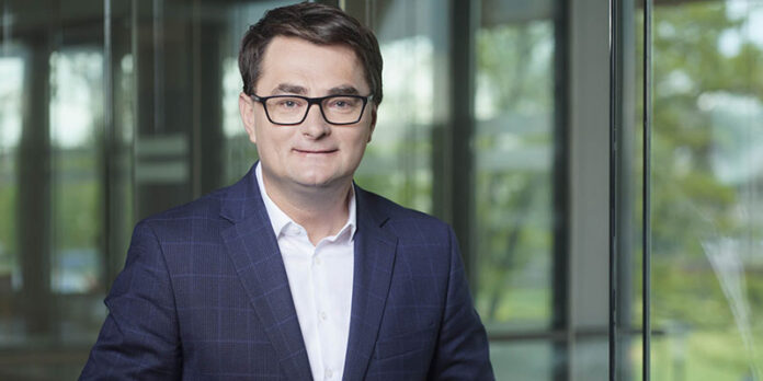 por-Konrad Dżbik Compensa 2026